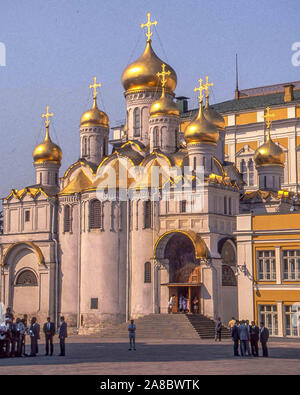 Moskau, Russland. 9. Mai, 2019. Die russisch-orthodoxe Kathedrale Mariä Verkündigung, im Südwesten von Cathedral Square des Moskauer Kremls in Russland, war ursprünglich der persönlichen Kapelle für die Moskauer Zaren und ist jetzt Teil der Moskauer Kreml Museen. Domplatz im Kreml ist beliebt bei Touristen. Credit: Arnold Drapkin/ZUMA Draht/Alamy leben Nachrichten Stockfoto