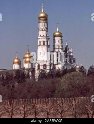 Moskau, Russland. 4. Mai, 1988. Steigende über dem Kreml in Moskau ist der historischen Glockenturm "Iwan der Große", dem höchsten Turm des Kreml, im Jahre 1508 erbaut am Cathedral Square. Auf der linken Seite sind die goldenen Kuppeln der russisch-orthodoxen Kathedrale von 1352 (auch als Kathedrale bezeichnet), beide sind Teil des Moskauer Kreml Museen. Domplatz im Kreml ist beliebt bei Touristen. Credit: Arnold Drapkin/ZUMA Draht/Alamy leben Nachrichten Stockfoto