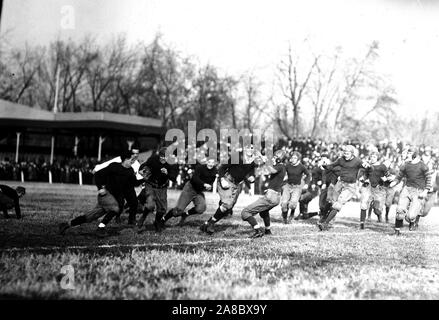 Harry Costello led Georgetown Hoyas College Football Team gegen Virginia Ca. 1912 Stockfoto