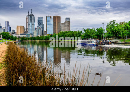 Eine typische bedeckt und stürmischen Melbourne Tag, mit dem Yarra River und die Skyline der Stadt im Wasser spiegelt. Stockfoto