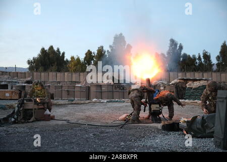 Soldaten aus A. Truppe, 1-108 th Cavalry Regiment der 48th Infantry Brigade Combat Team Feuer Mörtel zur Unterstützung der Operationen in Afghanistan Provinz Laghman, 5. März, 2019. Die 48th Infantry Brigade Combat Team ist nach Afghanistan zur Unterstützung der Operation, die die Freiheit des Sentinel eingesetzt. Stockfoto