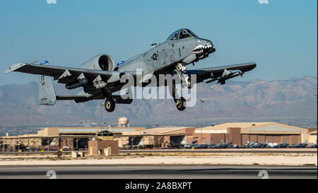 Eine A-10 Thunderbolt II C Flugzeuge an der 75th Fighter Squadron bei Moody Air Force Base, Georgien zugeordnet, zieht aus der Flight Line an der Nellis AFB, Nevada, 19.09.2019. Die Thunderbolt wurde speziell für Close Air Support durch die Kombination von Ordnance Last ausgelegt, Waffen Lieferung, Feld, und Ausfallsicherheit. (U.S. Air Force Foto von Airman 1st Class Dwane R. Young) Stockfoto