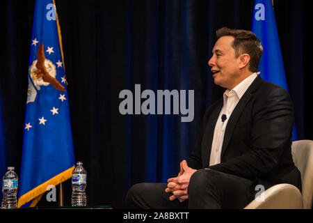 Elon Musk, SpaceX Chief Engineer, nahm an einem Kamin mit Generalleutnant John Thompson, Raum und Missile Systems Center Commander und Programm Executive Officer für Raum, vor dem Air Force Space Pitch Tag Publikum chat, Nov. 5, 2019, San Francisco, Calif. Air Force Space Pitch Tag ist eine zweitägige Veranstaltung, die von der U.S. Air Force hosted die Bereitschaft der Luftwaffe und die Fähigkeit, mit nicht-traditionellen Start-ups zu demonstrieren. (U.S. Air Force Foto von Van De Ha) Stockfoto