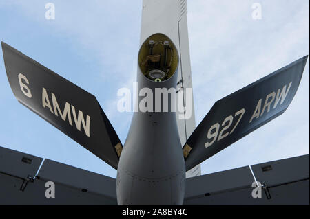 Der Boom tail blinkt Der 6 Air Mobility Wing (AMW) und der Air Force Reserve 927th Air Refuelling Flügel (ARW) auf allen KC-135 Stratotankers zu MacDill Air Force Base, Fla. Die 6 AMW zugeordnet angezeigt werden, wurde als 6. ARW Sept. 30, 2019 Redesignated. Die 6 ARW ist in den Prozess der Aktualisierung der Boom tail blinkt die neue Bezeichnung des Flügels zu reflektieren. (U.S. Air Force Foto von Airman 1st Class Shannon Bowman) Stockfoto