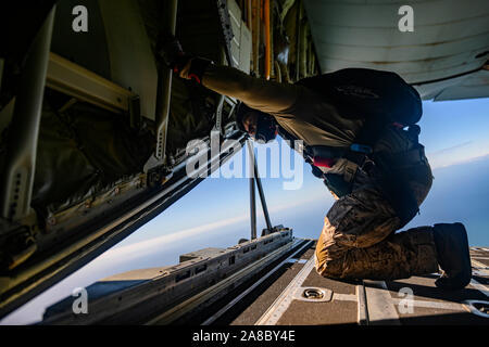 191106-N-LL 146-1183 Rota, Spanien (Nov. 11, 2019) EUR - ein Seemann, zu explosiven Kampfmitteln Entsorgung Mobile Einheit (EODMU) 8 Punkte die Landing Zone während der militärischen Freifall Ausbildung in Rota, Spanien, November 11, 2019 zugeordnet. Marine Expeditionary Kampfeinsätze Europa-afrika/Task Force 68, die beinhaltet EODMU 8, ist zuständig für die Beseitigung von Explosivstoffen, Schiffsbau, expeditionary Sicherheit und Theater Sicherheitsmaßnahmen auf USA 6 Flotte, Seestreitkräfte Europa und Seestreitkräfte Afrika. (U.S. Marine Foto von Mass Communication Specialist 1. Klasse Scott Bigley) Stockfoto