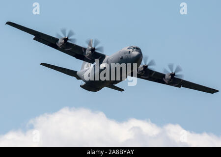 Die Royal Canadian Air Force CC-130 Hercules führt auf dem 2019 Donner über Michigan Airshow. Stockfoto