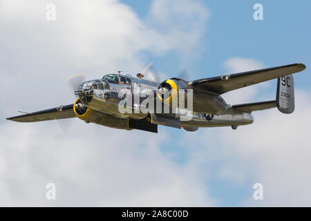 Einen zweiten Weltkrieg B-25 Mitchell führt einen vorbeiflug an der 2019 Donner über Michigan Airshow. Stockfoto