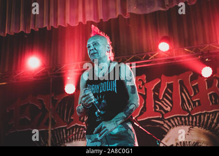 Caramagna Piemont, Italien. 07 Nov, 2019. Der schottische Punk Rock Sänger Walter'Wattie Buchan', Frontmann der "ausgenutzt", die live auf der Bühne der europäischen Tour 2019 der Band (Foto von Alessandro Bosio/Pacific Press) (Foto von Alessandro Bosio/Pacific Press) Quelle: Pacific Press Agency/Alamy leben Nachrichten Stockfoto