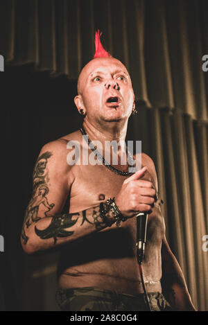 Caramagna Piemont, Italien. 07 Nov, 2019. Der schottische Punk Rock Sänger Walter'Wattie Buchan', Frontmann der "ausgenutzt", die live auf der Bühne der europäischen Tour 2019 der Band (Foto von Alessandro Bosio/Pacific Press) (Foto von Alessandro Bosio/Pacific Press) Quelle: Pacific Press Agency/Alamy leben Nachrichten Stockfoto