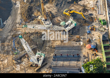 Luftaufnahme von konkreten Bohrpfahlgründung Arbeit auf einer Baustelle. Stockfoto