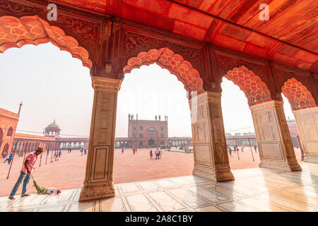 Innen- und Außenansicht Jama Masjid von Delhi - die größte Moschee Indiens Stockfoto