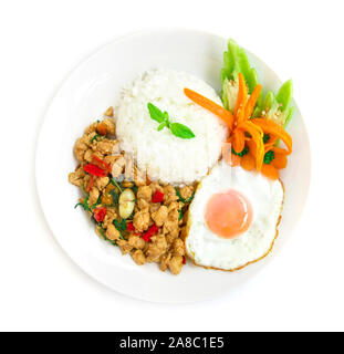 Thai Food gebratenen Hähnchen würzig und Thai-basilikum mit Reis und Spiegelei garnieren Paprika gelb Paprika und Karotten serviert geschnitzten weißen Teller t Stockfoto