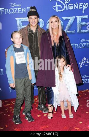 Los Angeles, CA. 7 Nov, 2019. Bronx Wentz, Evan Ross, Ashlee Simpson, Jagger Schnee Ross in der Ankunftshalle für gefrorene II Premiere, El Capitan Theatre, Los Angeles, CA 7. November 2019. Credit: Elizabeth Goodenough/Everett Collection/Alamy leben Nachrichten Stockfoto