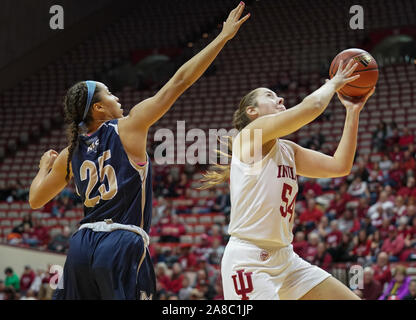 Bloomington, USA. 07 Nov, 2019. Indiana Hoosiers Mackenzie Holmes (54) spielt gegen Taylor Addison (25) beim College Basketball Spiel der NCAA Frauen an Simon Skjodt Montagehalle in Bloomington. (Endstand; Indiana University 75:52 Mt. St. Mary's) Credit: SOPA Images Limited/Alamy leben Nachrichten Stockfoto