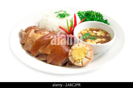 Geschmortes Schweinefleisch bein Reis mit Ei in braunen süßen Soße und pikanter Sauce dekorieren gekochte Grünkohl und Gurke Fusion Food chinesische und thailändische Mix style geschnitzt. Stockfoto