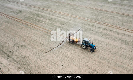 Traktor mit Pestiziden behandelt, Ansicht von oben Stockfoto