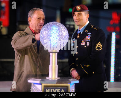 Manhattan, Vereinigten Staaten von Amerika. 01. Jan 2011. NEW YORK, NY - 31. Dezember: Michael Bloomberg feiert Silvester 2011 im Times Square am 31. Dezember 2010 in der Stadt New York: Michael Bloomberg Credit: Stürme Media Group/Alamy leben Nachrichten Stockfoto