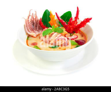 Tom Yum pla muek Thaifood würzige Suppe mit squid. Thai symbolische Essen Thaicuisine nationalen von Thailand ist mit Chili geschnitzten Seitenansicht dekoriert isoliert Stockfoto