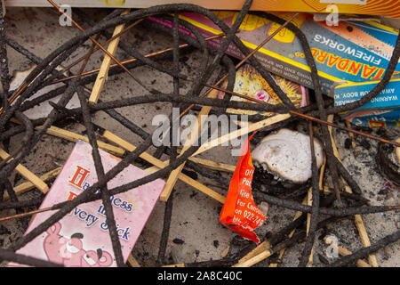 Salem, Tamil Nadu/Indien - 28. Oktober 2019: Ansicht von Müll post diwali Feier mit Feuerwerk Stockfoto