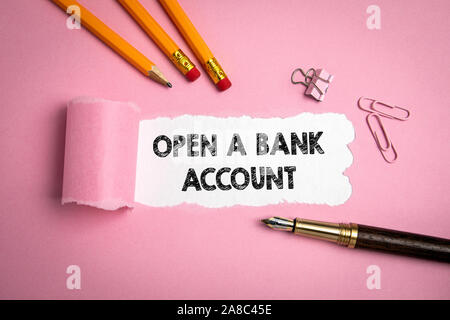 Ein Bankkonto eröffnen. Einsparungen und Gehalt. Online finanzielle Transaktionen Konzept. Unter zerrissenes Papier Text Stockfoto