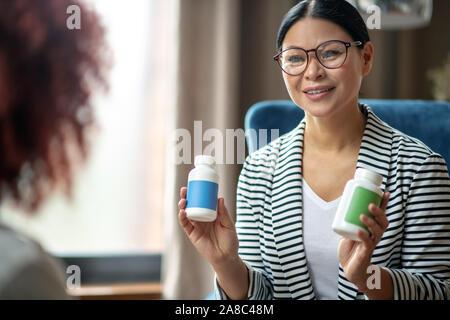 Angenehme Psychologe Brille Pillen zu empfehlen ihren Klienten Stockfoto
