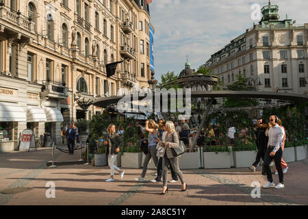 Stockholm Ostermalm, Aussicht im Sommer von einer Gruppe von jungen Frauen zu Fuß durch die eleganten Stureplan Bereich der Innenstadt von Stockholm, Schweden. Stockfoto