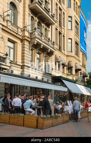 Stockholm Cafe, Aussicht im Sommer der Schwedischen Menschen entspannend an Tischen außerhalb des Sturehof Cafe Restaurant in Stureplan, Östermalm, Stockholm. Stockfoto