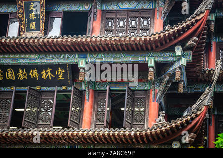 Chengdu, China - Juli 2019: architektonische Detail der beeindruckenden Tempel in Wenshu Kloster Stockfoto