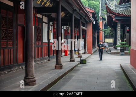 Chengdu, China - Juli 2019: Touristen zu Fuß in einem Innenhof und Wanderweg in Wenshu Kloster Stockfoto