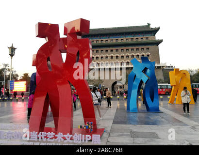 Peking, Peking, China. 8. November, 2019. Peking, China - Ein Riese street art Stück ''stehende Text'' ist auf der Qianmen Straße in Peking angezeigt, der Hauptstadt von China, Nov. 7, 2019, im Laufe des 6 Qianmen historischen und kulturellen Festivals. Credit: SIPA Asien/ZUMA Draht/Alamy leben Nachrichten Stockfoto