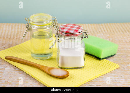 Seitenansicht der Natur und umweltfreundliche natürliches Reinigungsmittel Backpulver und Olivenöl Paste auf Wasch Schwamm für die Reinigung home, Flecken entfernen, nicht giftig c Stockfoto