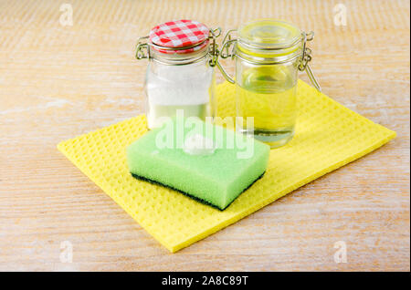 Seitenansicht der Natur und umweltfreundliche natürliches Reinigungsmittel Backpulver und Olivenöl Paste auf Wasch Schwamm für die Reinigung home, Flecken entfernen, nicht giftig c Stockfoto