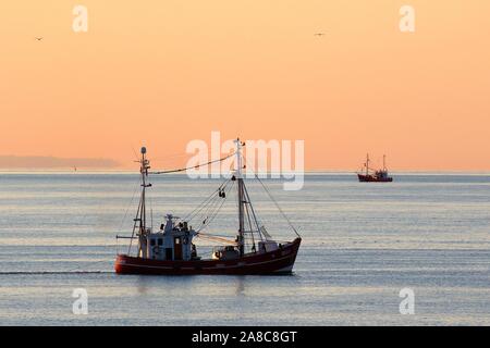 Angeln Boot auf Angeltour im Abendlicht, Nordseeküste, Nationalpark Schleswig-Holsteinisches Wattenmeer, Schleswig-Holstein, Deutschland Stockfoto