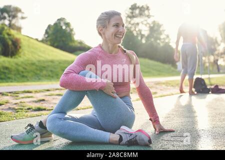 Sportliche junge Frau Gymnastik, Sport im Freien, Olympiapark, München, Deutschland Stockfoto