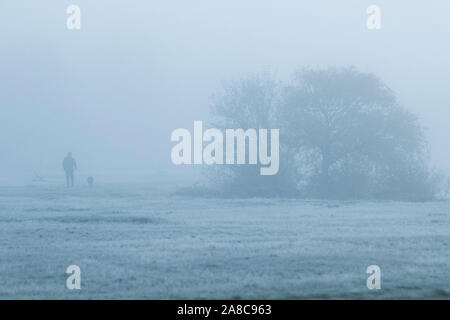 London, Großbritannien. 8. November, 2019. Ein Mann cylces durch einen Nebel Landschaft auf Wimbledon Common an einem kalten Novembermorgen. Credit: Amer ghazzal/Alamy leben Nachrichten Stockfoto