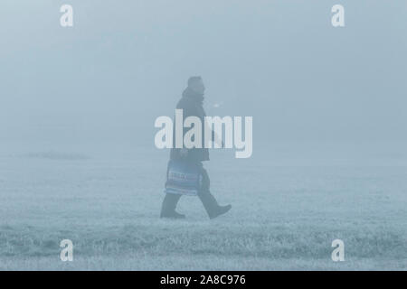 London, Großbritannien. 8. November, 2019. Ein Mann geht durch einen Nebel Landschaft auf Wimbledon Common an einem kalten Novembermorgen. Credit: Amer ghazzal/Alamy leben Nachrichten Stockfoto