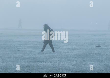 London, Großbritannien. 8. November, 2019. Ein Mann geht durch einen Nebel Landschaft auf Wimbledon Common an einem kalten Novembermorgen. Credit: Amer ghazzal/Alamy leben Nachrichten Stockfoto