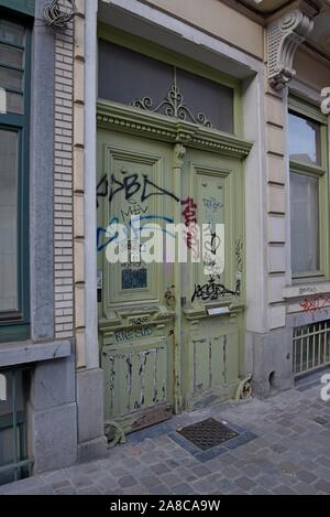 Ein altes reich verzierten Tür in Brüssel bedeckt mit tagging Graffiti Stockfoto