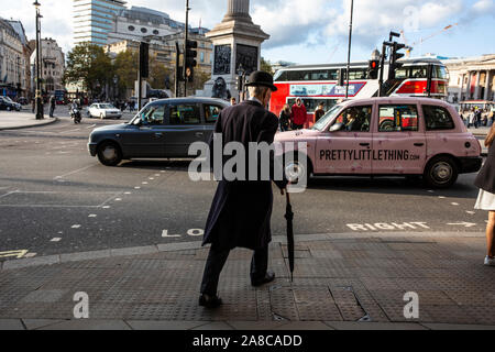 Ehemalige army Veteran, Beamter, Gentleman trägt eine Melone, wobei ein Spaziergang in Whitehall, London, England, Vereinigtes Königreich Stockfoto