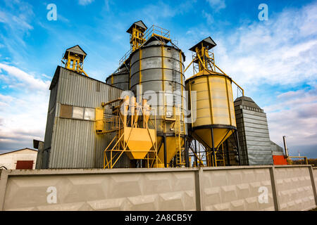 Agro-Verarbeitung und Herstellung von Anlagen für die Verarbeitung und Silber Silos für die Trocknung Reinigung und Lagerung von landwirtschaftlichen Produkten, Mehl, Getreide und g Stockfoto