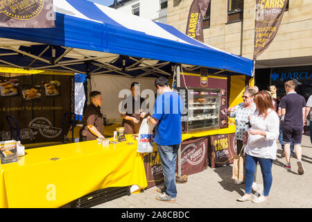 Vielfältige Backwaren auf dem Display und zum Verkauf an die Carrs Pasteten im Bolton Food Festival 2017 Abschaltdruck Stockfoto