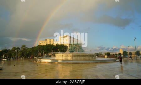 Der Triton Brunnen, in La Valletta, Malta, mit Regenbogen Stockfoto