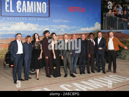 "El Camino: Breaking Bad Film 'Premiere im Regency Dorf Theater in Los Angeles, Kalifornien am Oktober 7, 2019 Mit: Ted Sarandos, CCO bei Netflix, Cindy Holland, VP des ursprünglichen Inhalts bei Netflix, Vince Gilligan, Charles Baker, krysten Ritter, Matt Jones, Betsy Brandt, Aaron Paul, Dean Norris, Jonathan Banks, Giancarlo Esposito, Bryan Cranston, Jesse Plemons Wo: Los Angeles, Kalifornien, Vereinigte Staaten, wenn: 08 Okt 2019 Credit: Sheri Determan/WENN.com Stockfoto