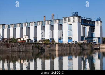 Ruse, Bulgarien - 29. September 2014: Reparatur Dock der Rousse Werft, Danuber Fluss Küste Stockfoto