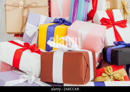 Festliche Hintergrund viele bunte Geburtstag Geschenke Stockfoto