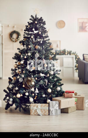 Bild der schön geschmückte Weihnachtsbaum mit Weihnachten Geschenke unter es im Wohnzimmer des Hauses Stockfoto