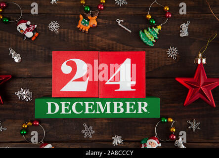 24. Dezember - Weihnachten Konzept mit Datum und Dekorationen - Ansicht von oben closeup dargestellt Stockfoto
