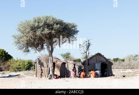 Ifaty, Madagaskar am 1. August 2019 - Typische malgasy Hütte, einfach und klein, Familie draußen sitzen. Stockfoto