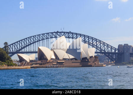 Sydney, Australien - 24. März 2013: Blick auf das Opernhaus in Sydney. Die Sydney Harbour Bridge im Hintergrund. Stockfoto