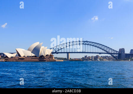 Sydney, Australien - 24. März 2013: Blick auf das Opernhaus in Sydney. Die Sydney Harbour Bridge im Hintergrund. Stockfoto